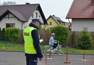 policjant ruchu drogowego przeprowadzający test jazdy rowerem