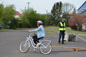 policjant ruchu drogowego przeprowadzający test jazdy na rowerze