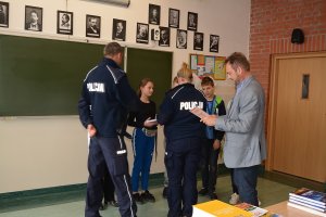 policjanci z uczniami