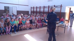 policjantka z dziećmi z Nowej Cerkwi