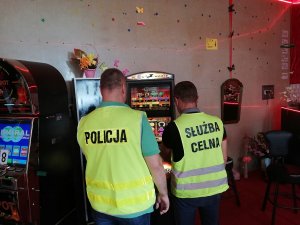 policjant z funkcjonariuszem urzędu celno-skarbowego