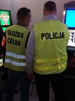 policjant z funkcjonariuszem urzędu celnego