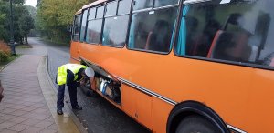 policjant podczas kontroli autobusu