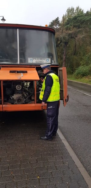 policjant podczas kontroli autobusu