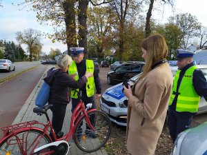 policjant rozdający latarki