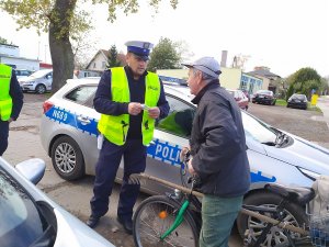 policjant rozdający latarki