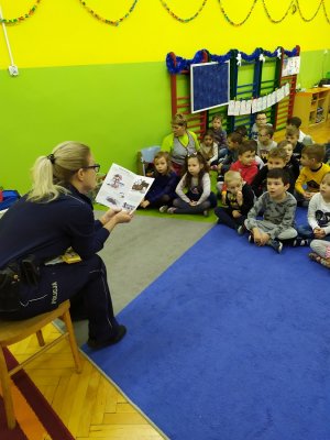 Policjantka czytająca dzieciom