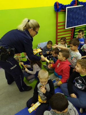 Rozdawanie zakładek do książek