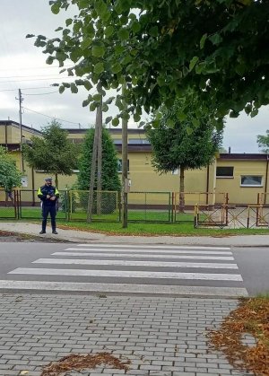 Funkcjonariusz drogówki stojący przy przejściu dla pieszych